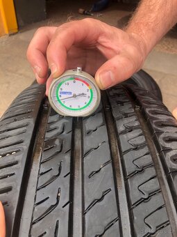 Prodám 2ks pneu Barum 235/45R20WXL - 6