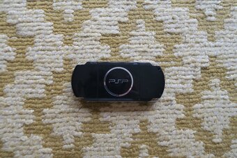PSP 3004 s krabicí, hrami, pouzdrem a ochranným sklíčkem - 6