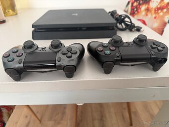 PlayStation 4 + 2 ovladače + 1 hra + kabeláž - 6