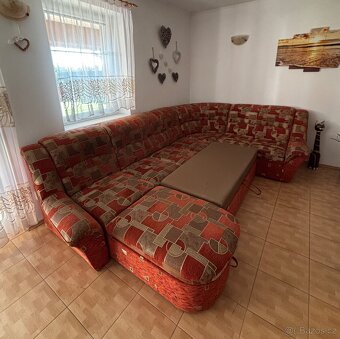 Rohová sedací souprava + konferenční stolek + 2 taburety - 6