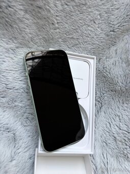 iPhone 15, 256GB, Green - 6