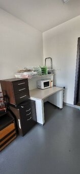 Šatní skříň, nízká skříňka, kontejnery, prosklené skříňky aj - 6