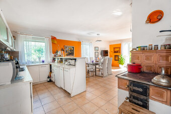 Dům s atmosférou, velkým pozemkem, garáží a terasou - 6