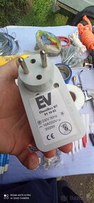 Zbytky stavebního materiálu a různých věcí - 6