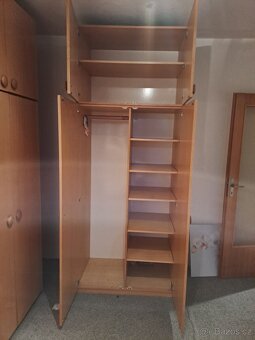 Ložnicový nábytek - 2x skříň, 1x sestava, postel zdarma - 6
