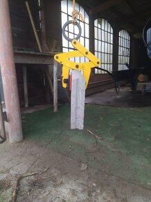 Samosvorné manipulační kleště na stavbu betonového plotu - 6