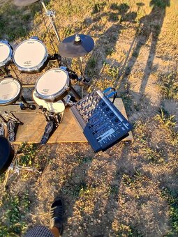 Roland - 6