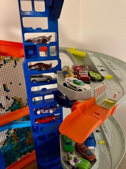 HOT WHEELS CITY T-REX MEGA GARÁŽ + 50 autíček - 6