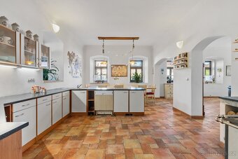 Prodej zavedeného penzionu s restaurací a velkým bytem - 6