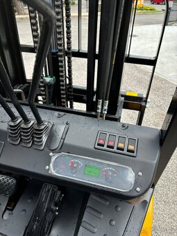 Nový - Vysokozdvižný vozík UN FD25 2.5t diesel - 6