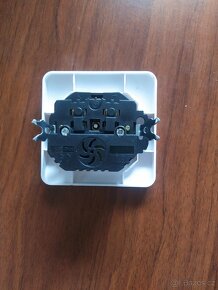 Zásuvka 230 V s USB nabíjením - 6