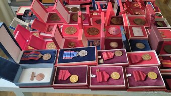 Prodám medaile, vyznamenání a plakety od roku 1945 - 6