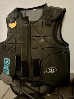 Vesty a přilby na koně - 6