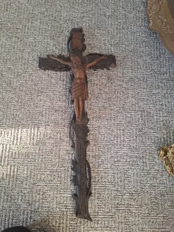 2 obrazy a kříž a mosazný lustr - 6