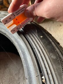 Zimní gumy 215/50R17 na spálení - 2ks - 6