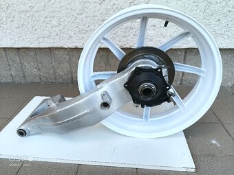 VFR 750R RC30 kyvná vidlice + ráfek - 6