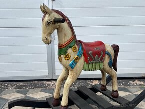Veliký dřevěný houpací kůň ručně malovaný - 6