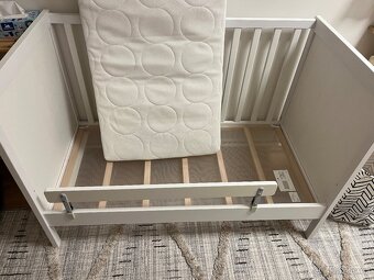 Postýlka IKEA Sundvik vč.matrace, povlečení atd - 6