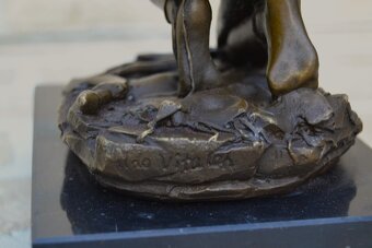 Bronzová socha - KLEČÍCÍ INDIÁNKA - 6