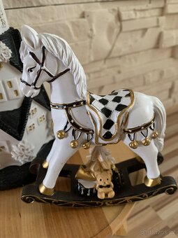 Vánoční dekorace a houpací kůň - 6