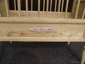 Starožitná dětská postýlka s řezbou - 6