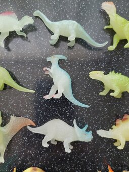 Fosforove figurky dinosauru +2 navic - 6