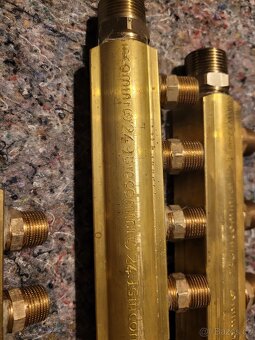 Rozdělovač s vývody pro adaptéry Giacomini. - 6