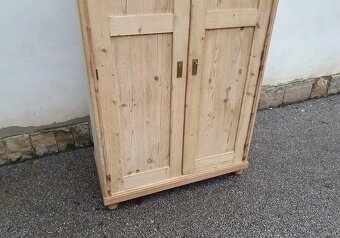 STAROŽITNÁ SKŘÍNKA PO CELKOVÉ RENOVACI - 6