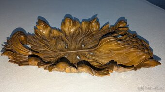 Vyřezávaná skříňka, vyřezávané poličky, podstavce na květiny - 6