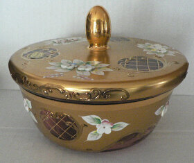 Talíře, smalt. zl. sklo, 6 krajkových šálků, maska, karafa - 6