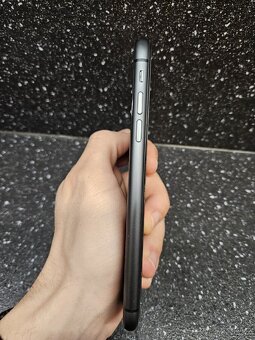 iPhone 11. 128 GB Černý 82% baterie - 6