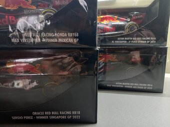 F1 RED BULL RB18 PEREZ VÍTĚZ SINGAPUR 2022 MINICHAMPS 1:18 - 6