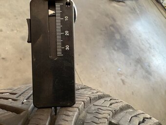 215/65/17 zimní - 6