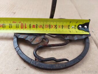 Prodám starožitný držák z tepaného železa - 6