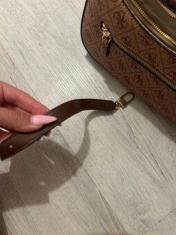 GUESS hnědá kabelka - 6