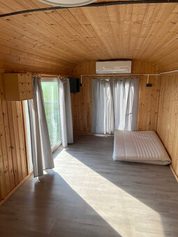 Maringotka 7 x 2,4m, světlá, hezká, čistá - 6