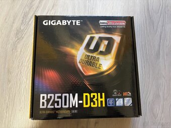 Stolní počítač, monitor a klávesnice - 6