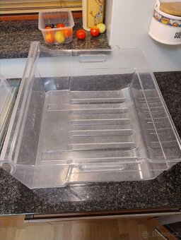 Šupliky, přihrádky a police z chladničky Whirlpool - 6