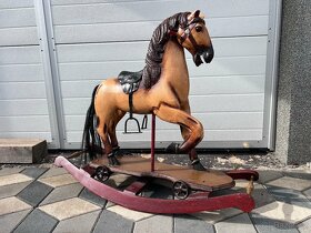 Veliký dřevěný houpací kůň na kolečkách malovaný - 6