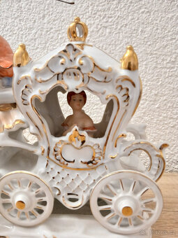 Porcelánový kočár trojspřeží signovaný 36 cm. - 6