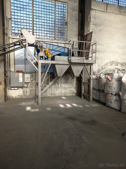 Třídička vč. dopravníku a násypky - 6