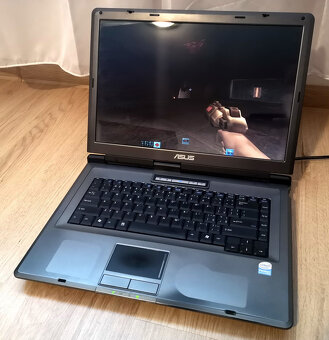 Predám starší notebook Asus - 6