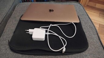 Zlatý MacBook Air 13' (2020) s procesorem i5 - 6