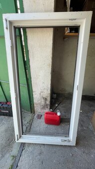 Plastová okna s izolačními trojskly, bílá/hnědá - rekonstruk - 6