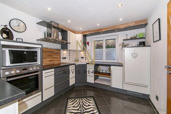 Prodej, rodinný dům se dvěma bytovými jednotkami, 213 m², Re - 6