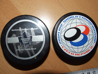 2 sběratelské puky=Toronto Maple Leafs + MS 2004 Czech - 6