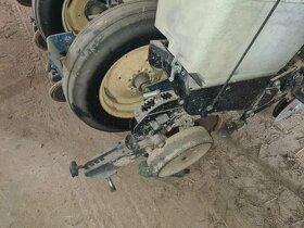 Secí stroj Kinze 3000 8 řádků - 6