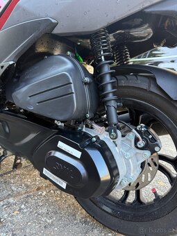 Skútr SYM Jet X 125i – 970 km, 2022, jako nový + kufr SHAD - 6