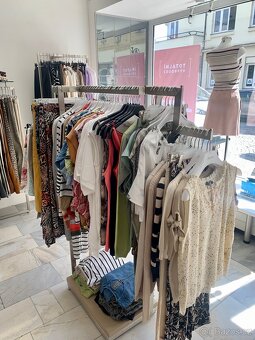 Nábytek do obchodu, stoly, štendry, pult. - 6