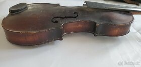 Housle atypicky zdobené. - 6